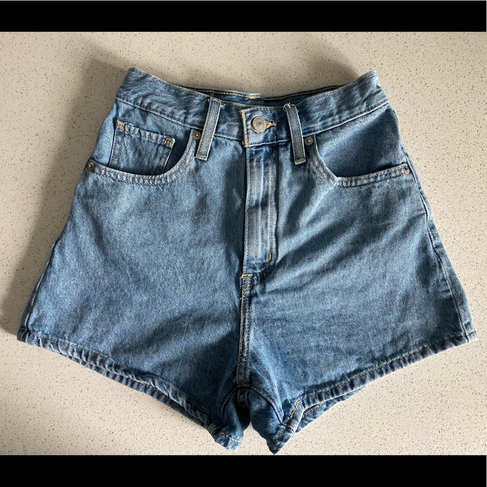 LIKE NEW Levi's Womens High-Rise Mom Jean Shorts